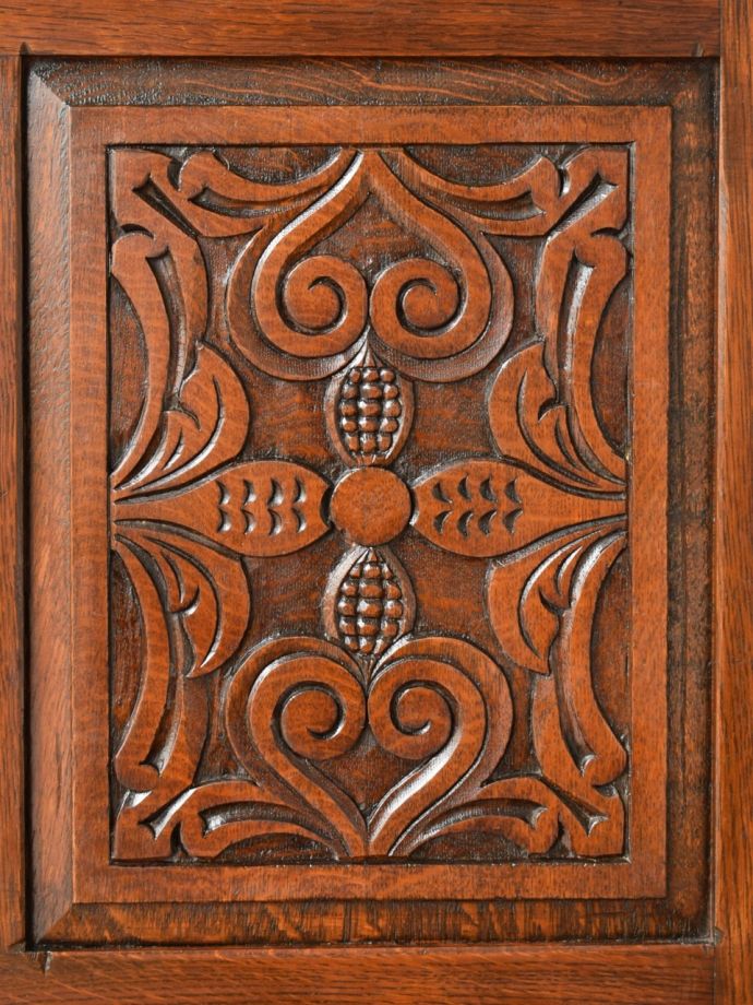 英国アンティーク家具らしい装飾