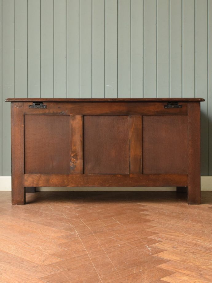 ブランケットボックスの後ろ姿