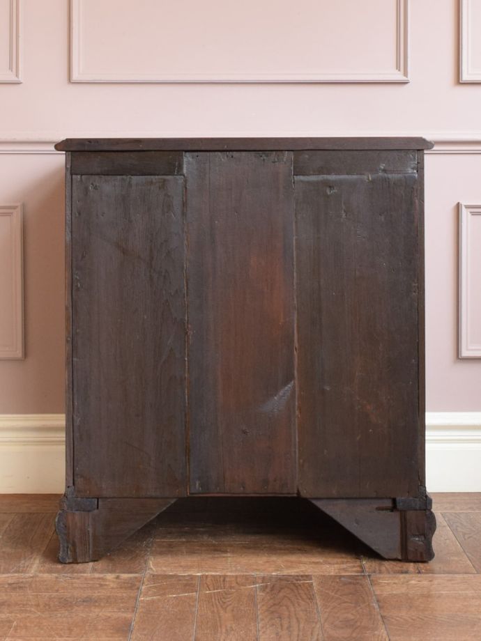 アンティークチェストの後ろ姿