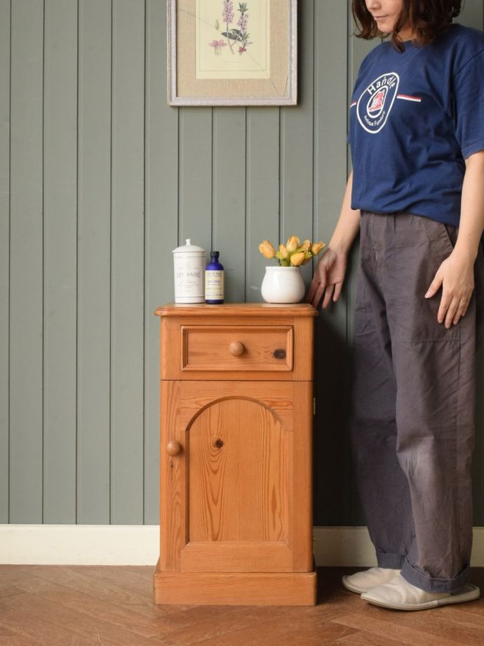 アンティークのサイドキャビネット