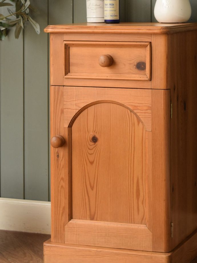 アンティーク家具らしい美しい杢目