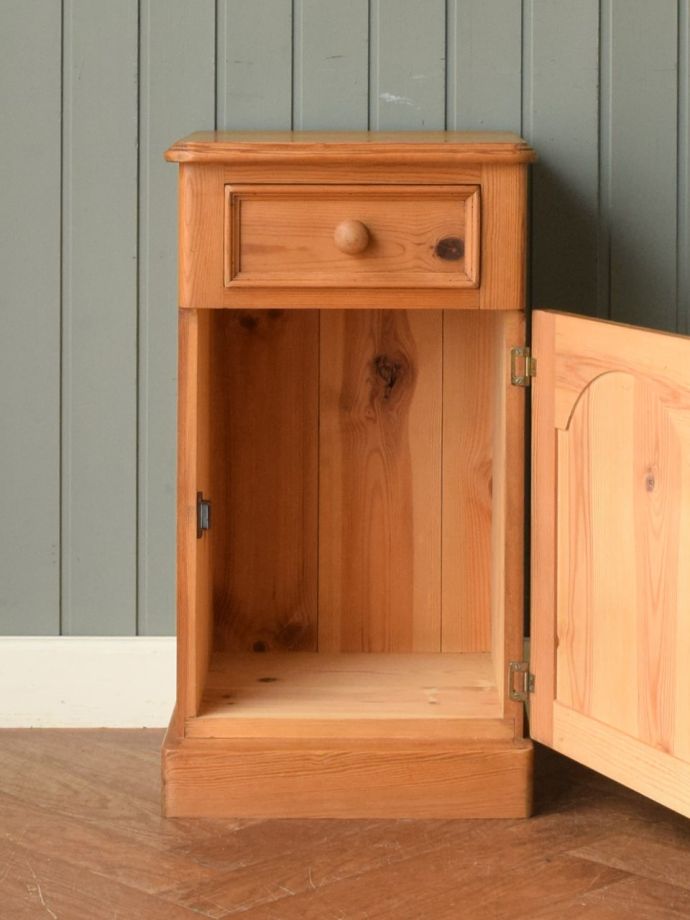 サイドキャビネットの扉の中