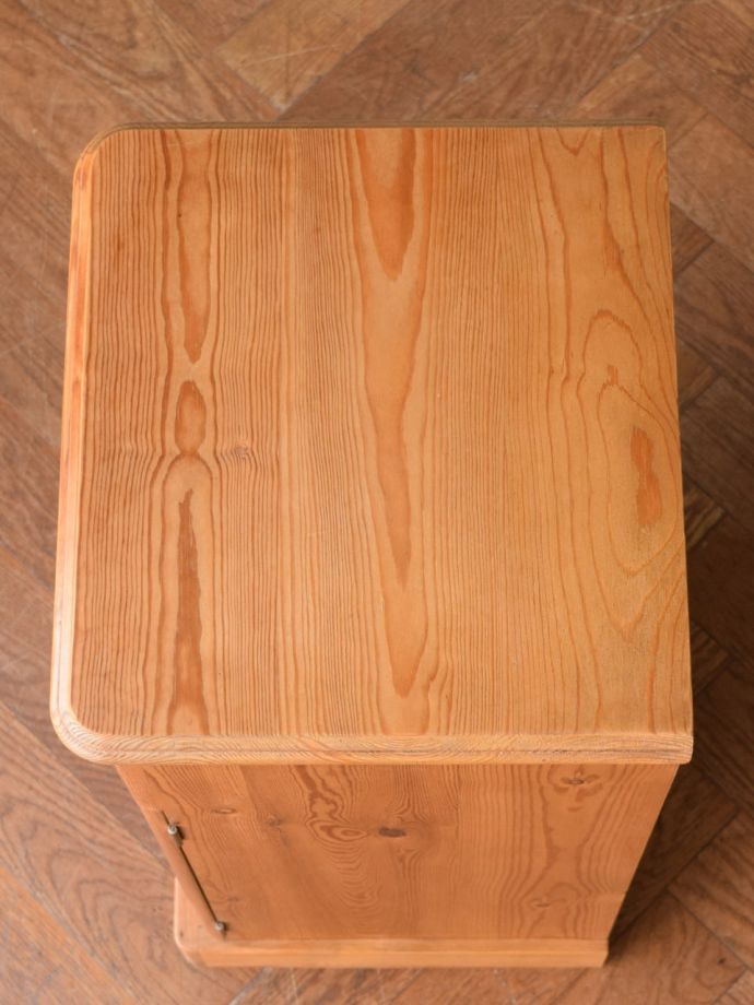 サイドキャビネットの天板