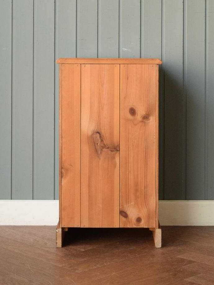 サイドキャビネットの後ろ姿