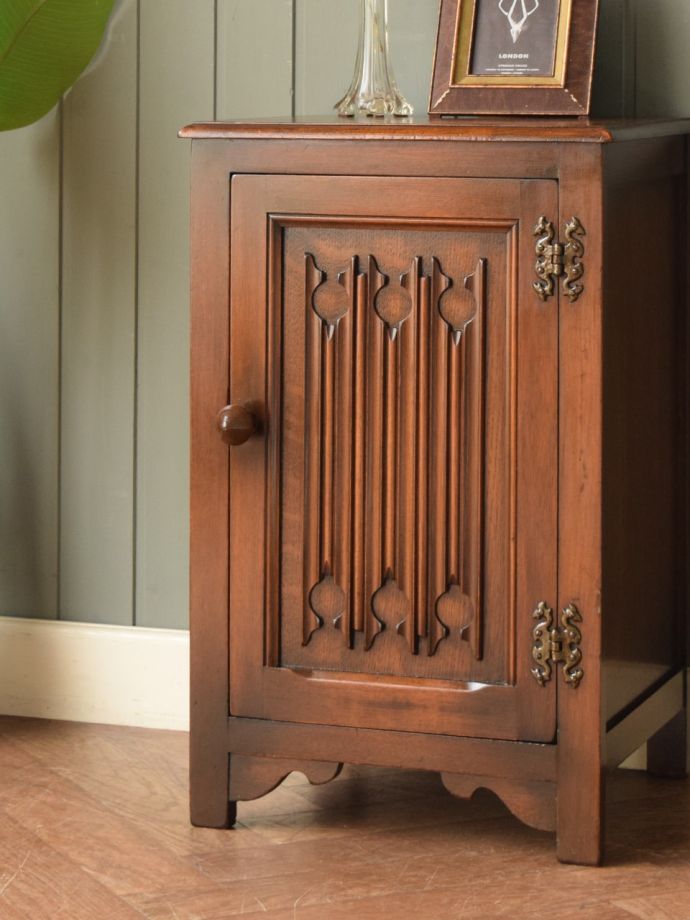 アンティーク家具らしい美しい杢目