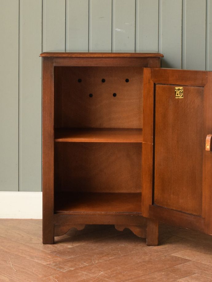 サイドキャビネットの扉の中