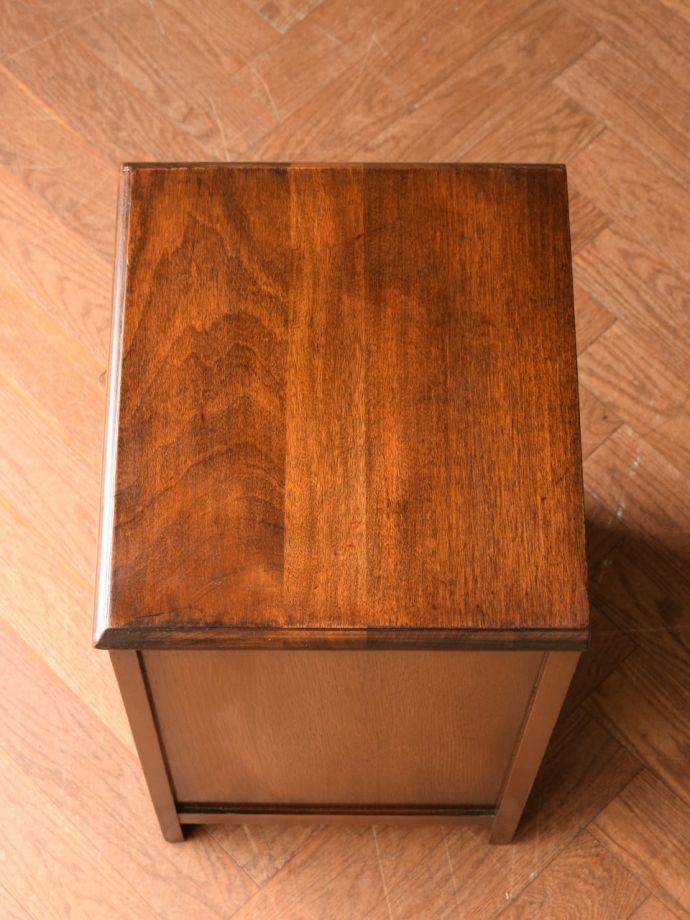 サイドキャビネットの天板