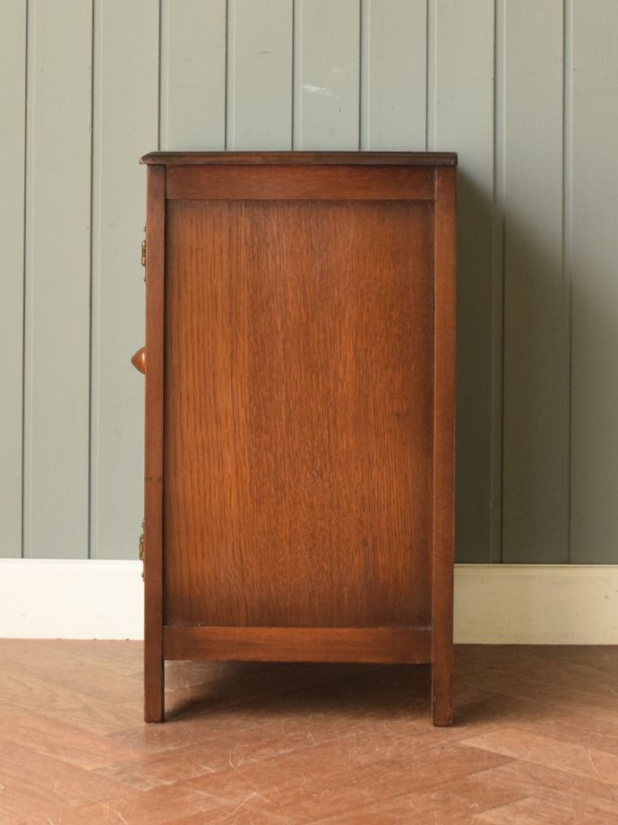 サイドキャビネットの側面