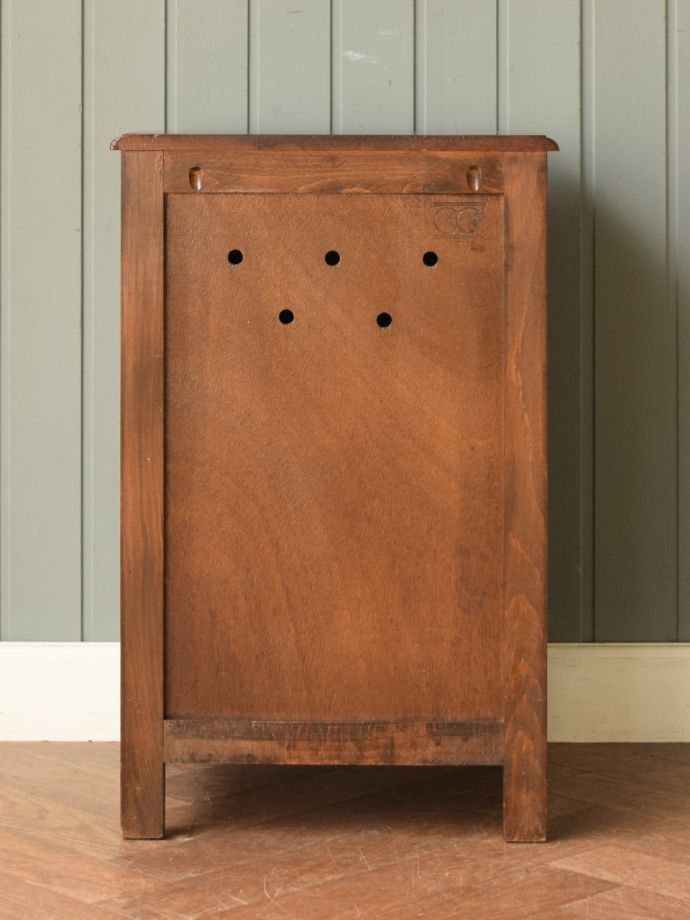 サイドキャビネットの後ろ姿