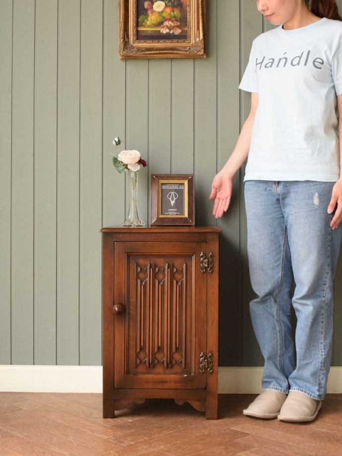 アンティークのサイドキャビネット