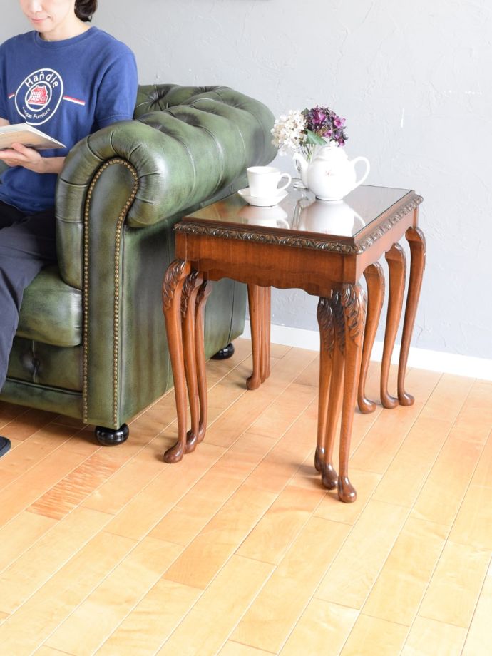 英国スタイルのアンティークテーブル