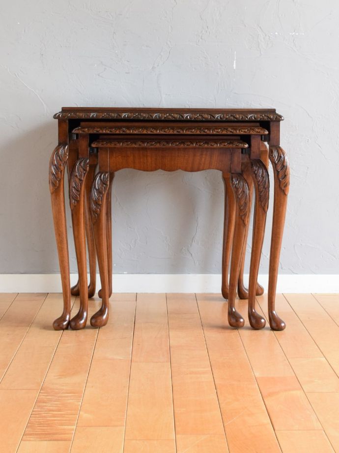 アンティークのネストテーブル