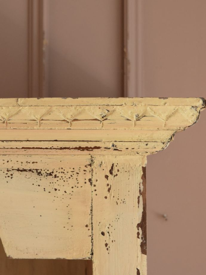 アンティーク家具らしい装飾