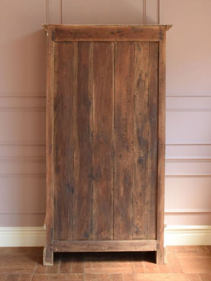 シェルフの後ろ姿