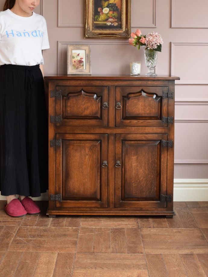 英国アンティークのサイドボード