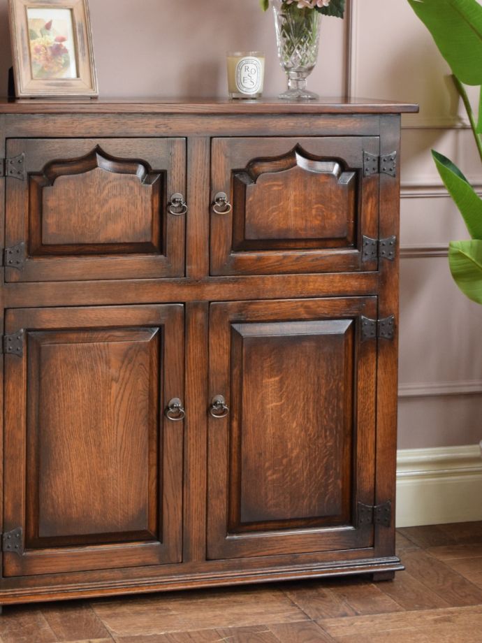 アンティーク家具らしさが漂う装飾