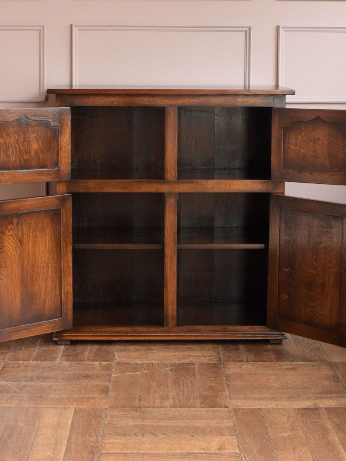 サイドボードの扉の中