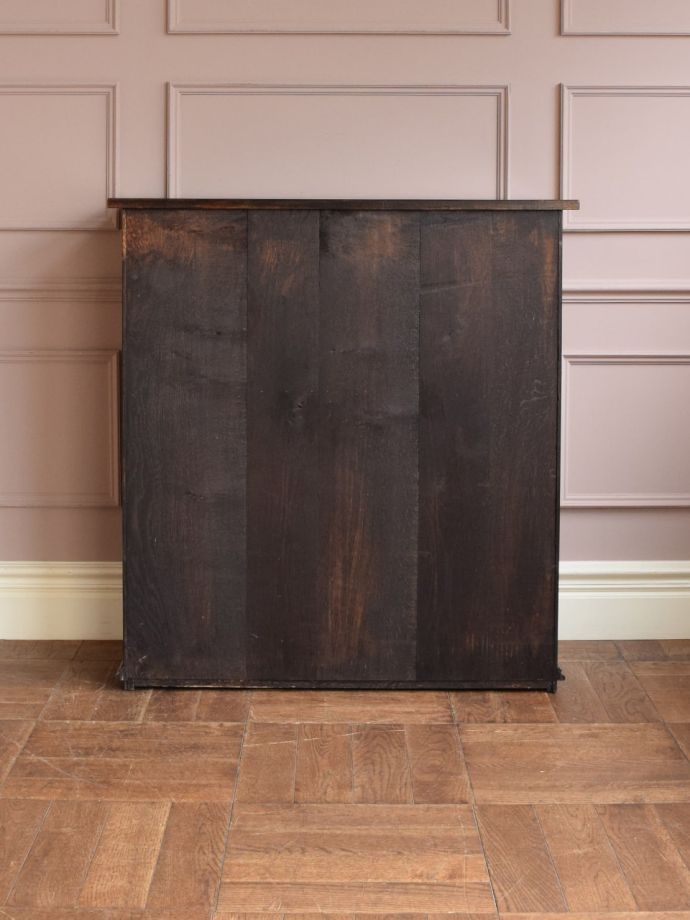 サイドボードの後ろ姿