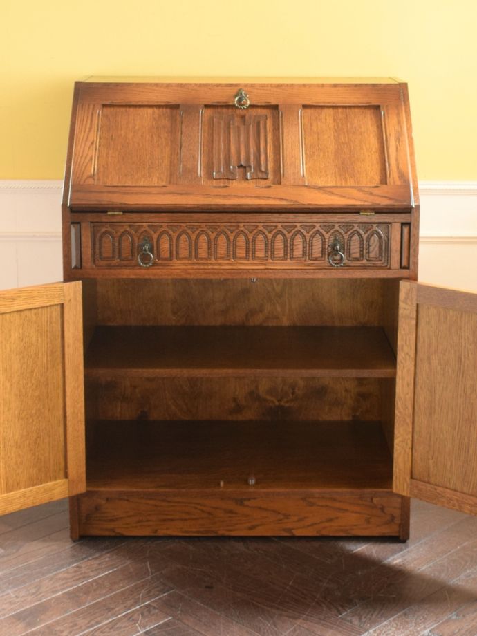 ビューローキャビネットの扉の中