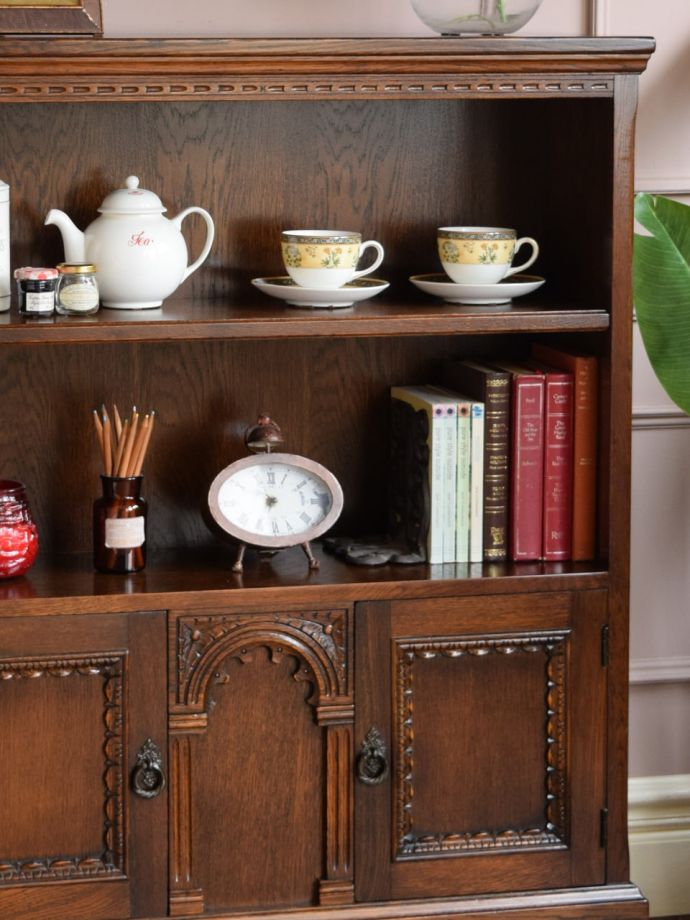 アンティーク家具らしい美しい木目