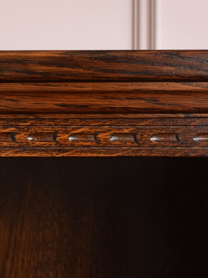 英国アンティーク家具らしい装飾