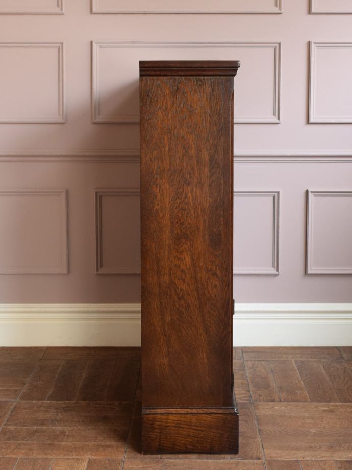 アンティークキャビネットの側面