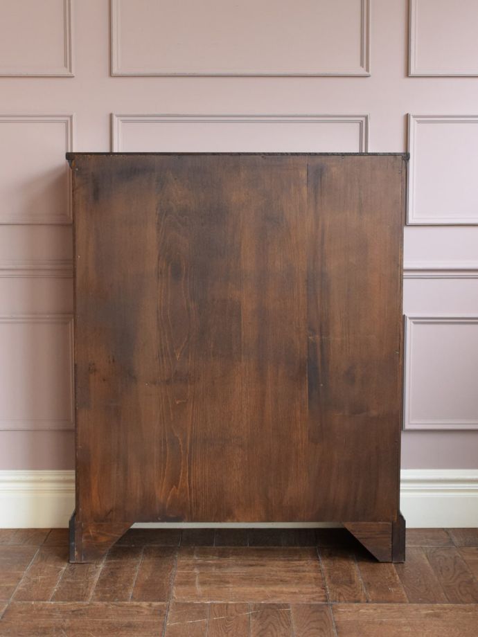 キャビネットの後ろ姿