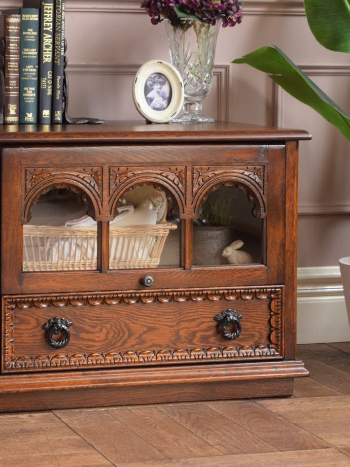 アンティークのステンドグラスの扉