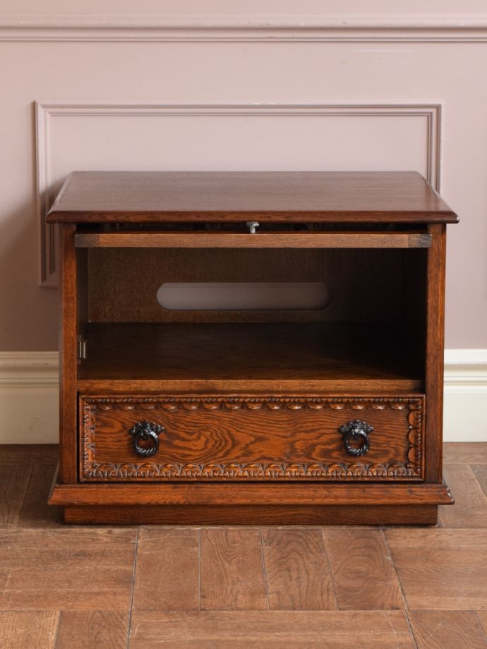 キャビネットの扉の中