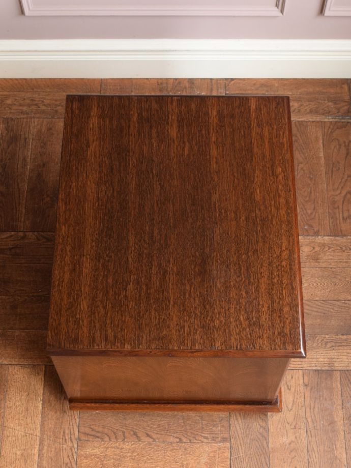 アンティークキャビネットの天板