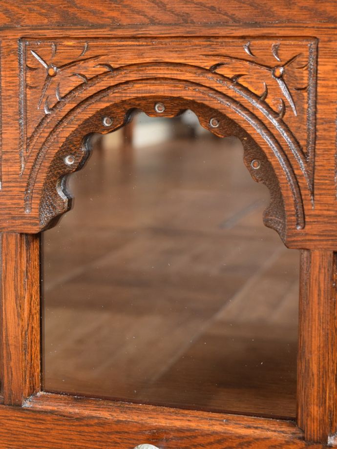 英国アンティーク家具らしい装飾