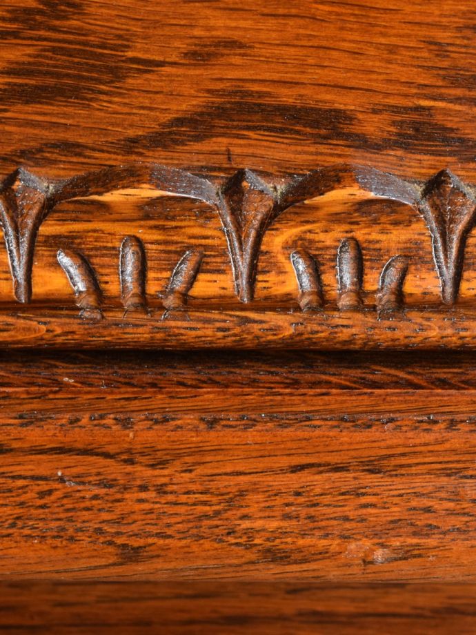 ガラスキャビネットの装飾