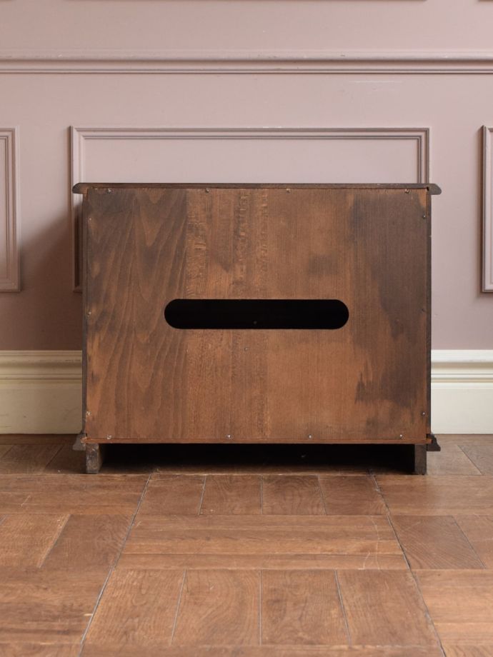 キャビネットの後ろ姿