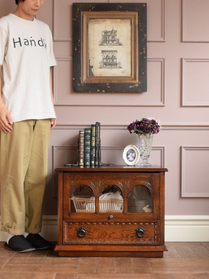 英国アンティークのガラスキャビネット