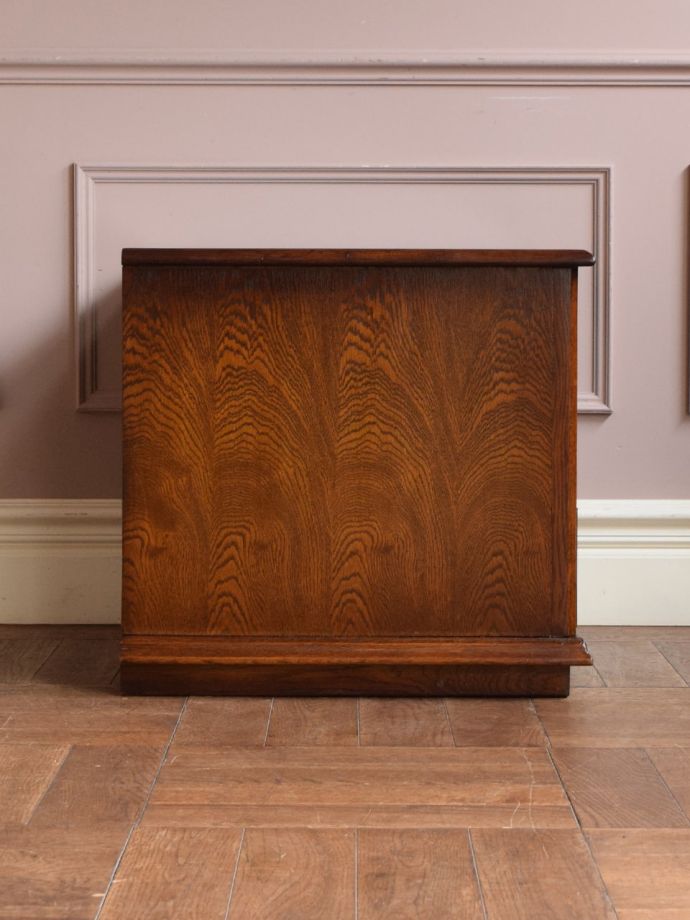 アンティークキャビネットの側面