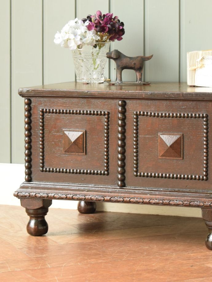 アンティーク家具らしさが漂うブランケットボックス