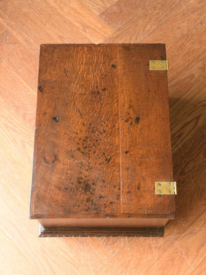 アンティークのブランケットボックスの天板