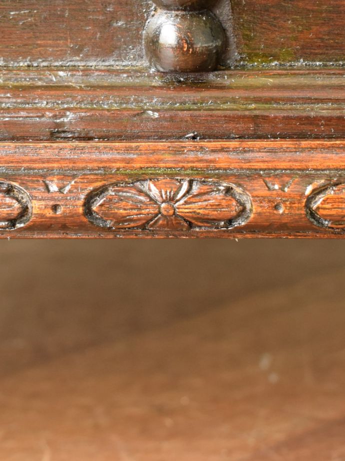 英国アンティーク家具らしい装飾