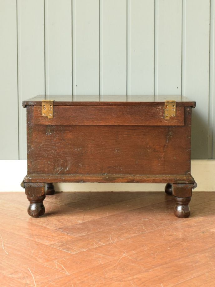 ブランケットボックスの後ろ姿