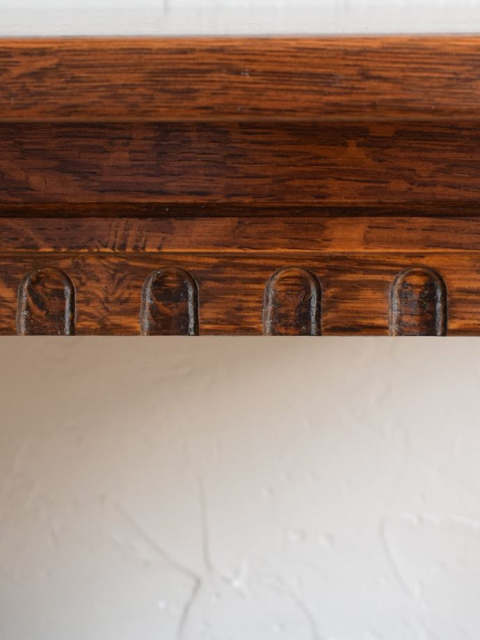 英国アンティーク家具らしい彫