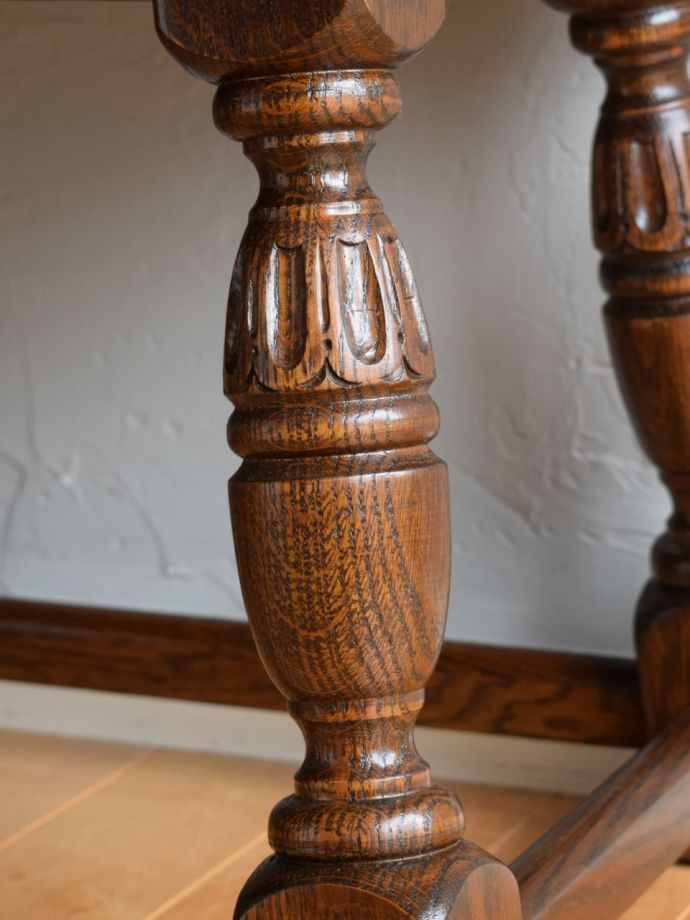 英国アンティーク家具らしい彫