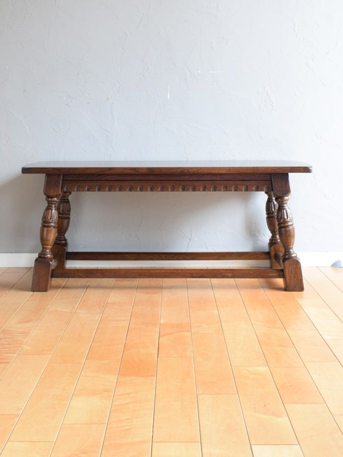 コーヒーテーブルの後ろ姿