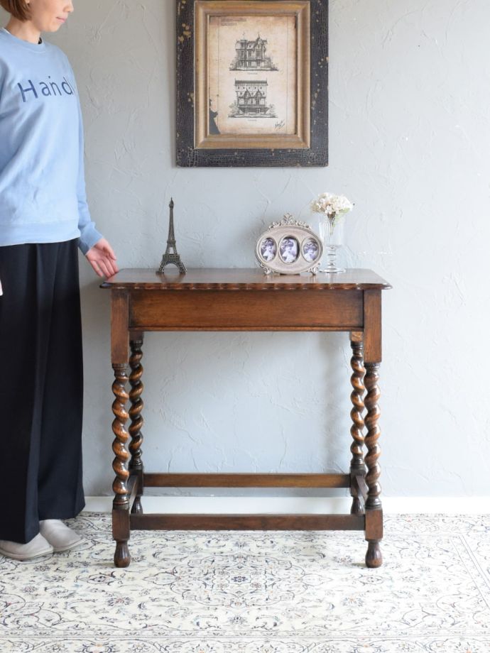 アンティークのオケージョナルテーブル