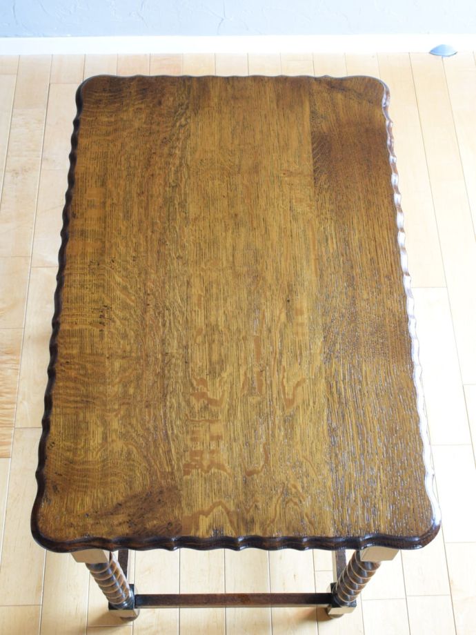 アンティークのサイドテーブルの天板