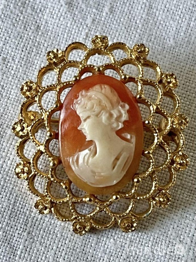 アンティークのブローチ