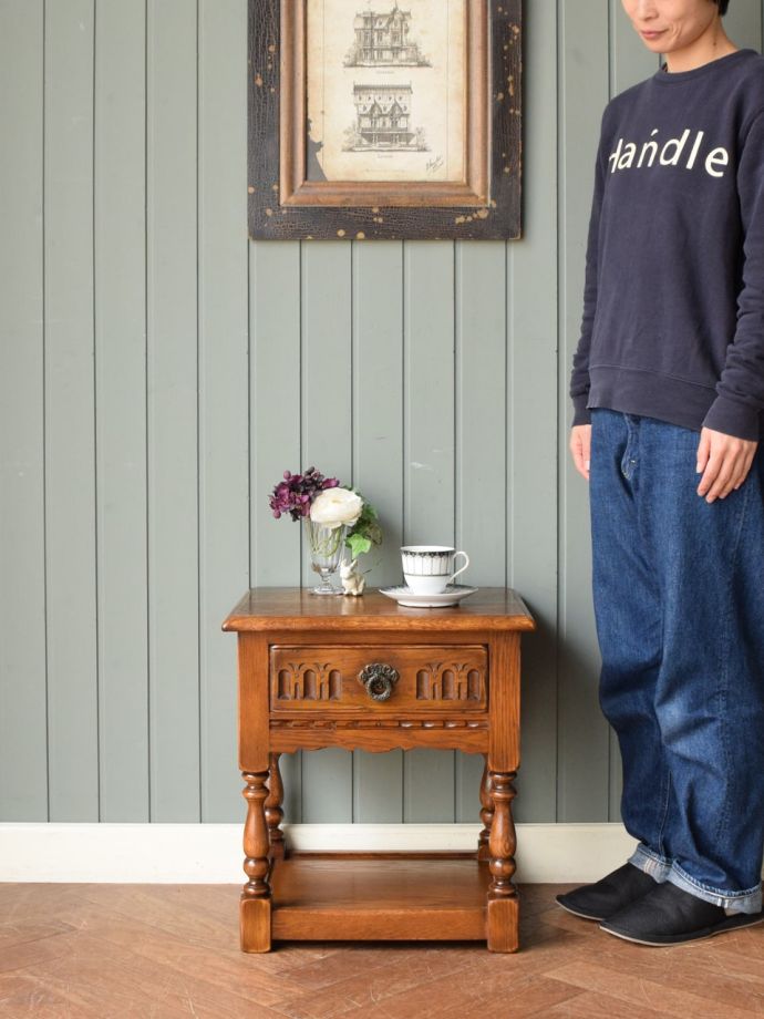 英国アンティークのサイドチェスト