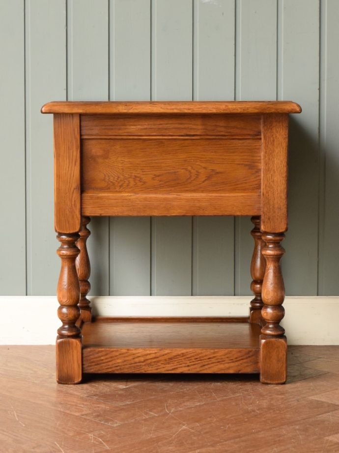 チェストの後ろ姿