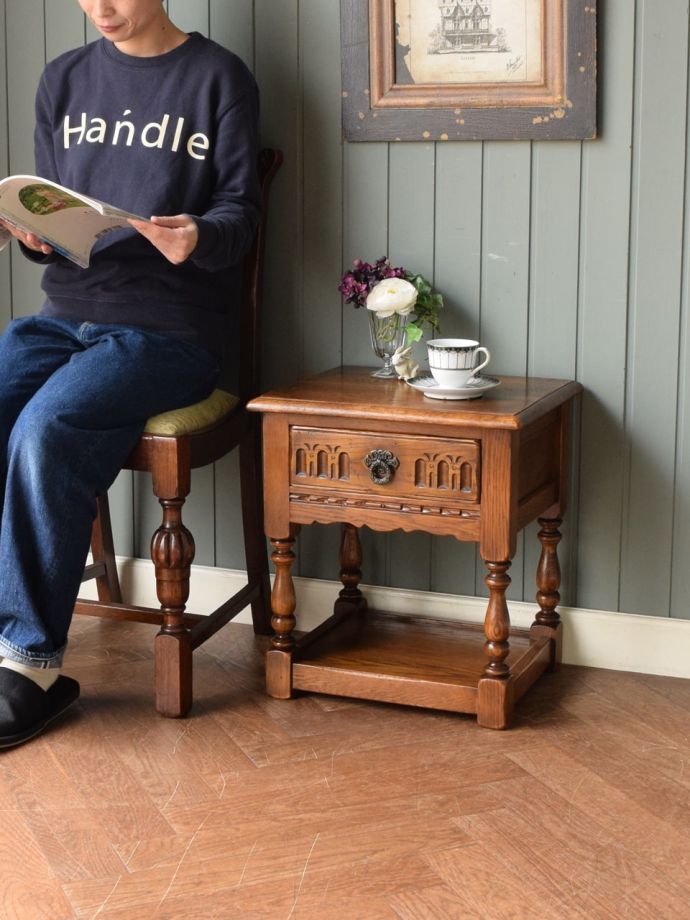 アンティークのサイドテーブル