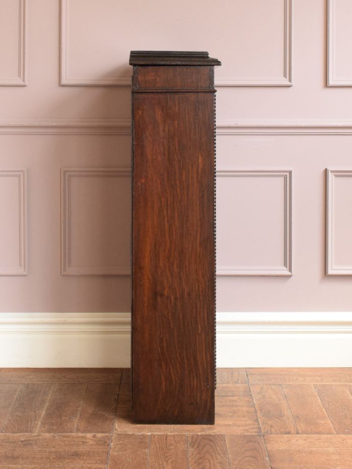 オープンシェルフの側面