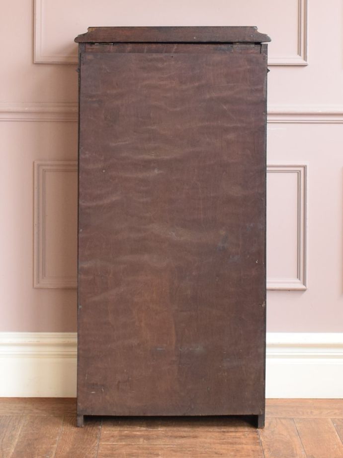 オープンシェルフの後ろ姿